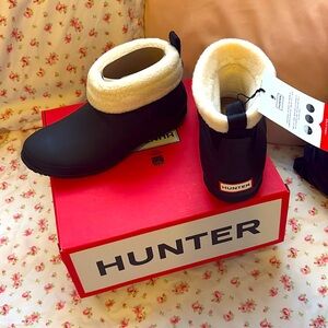 Hunter Boots: (black with fold over cream fur) *size 8